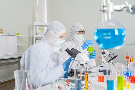化学研究药物研发试验科学家们在交谈